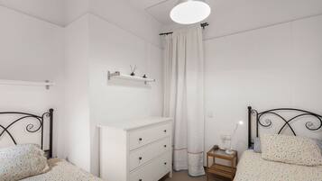 3 slaapkamers, een strijkplank/strijkijzer, gratis wifi, beddengoed