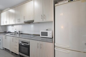 Refrigerador, microondas, horno y parrilla de estufa 