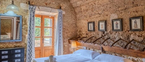 4 bedrooms, iron/ironing board, free WiFi, bed sheets