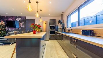 Een koelkast, een microgolfoven, een oven, een kookplaat