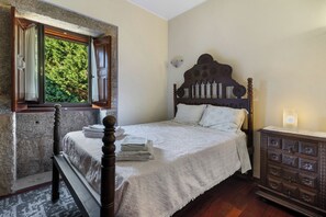 1 bedroom, free WiFi, bed sheets - Room 'Quarto 1 - Quinta Da Ataíde' with Mountain View, Shared Pool and Wi-Fi (Rendufe)