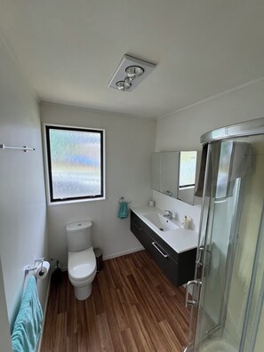 Serviettes fournies, savon, papier toilette