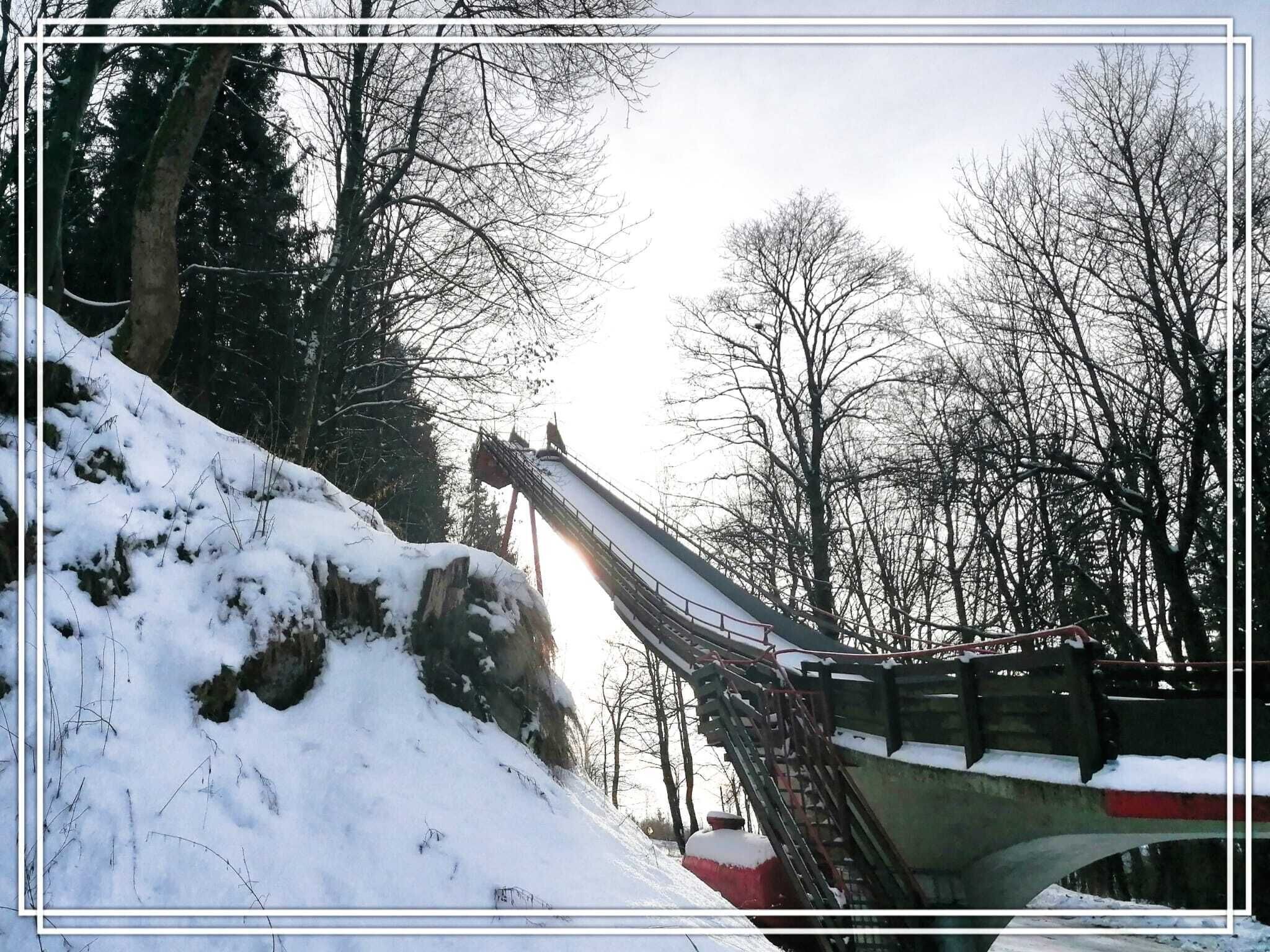 Paesaggio innevato con un ponte e una seggiovia.