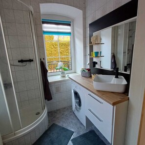 Dusche, Haartrockner, Handtücher, Seife