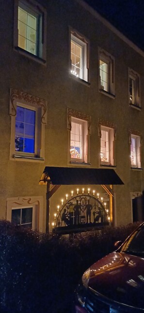 Un edifici amb diverses finestres, algunes il·luminades.