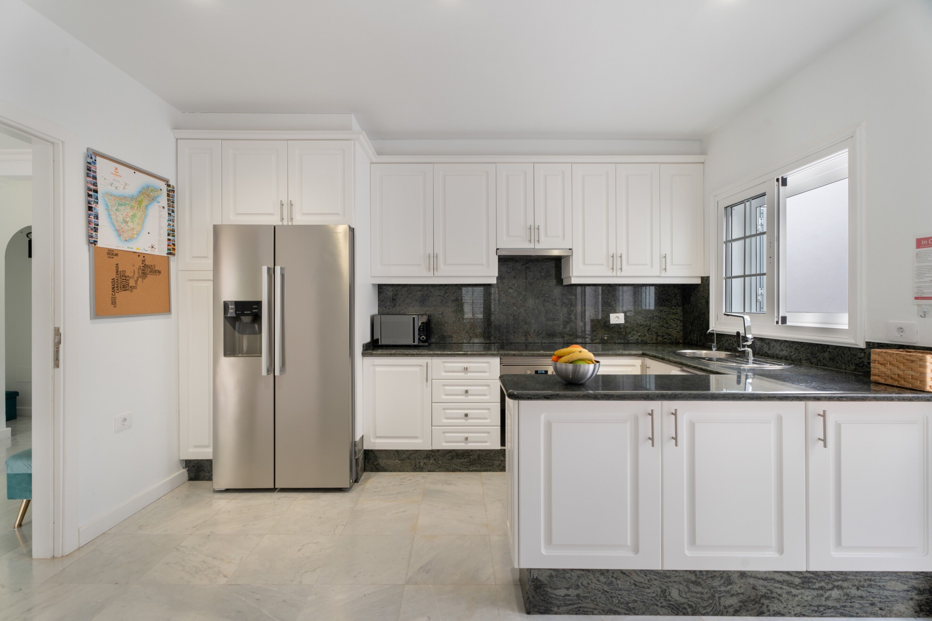 冷蔵庫、電子レンジ、オーブン、コンロ