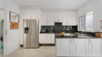 冷蔵庫、電子レンジ、オーブン、コンロ