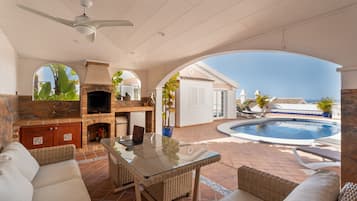 Télévision, cheminée