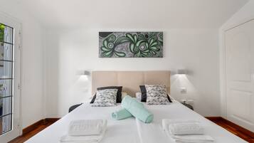 4 bedrooms, iron/ironing board, free WiFi, bed sheets