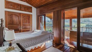 7 bedrooms, iron/ironing board, free WiFi, bed sheets