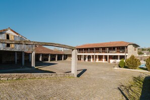 Exterior - Country House 'Quinta Das Regadas' with Mountain View, Private Pool and Wi-Fi (Rendufe)