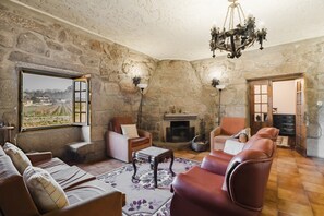 TV, fireplace, ping pong - Country House 'Quinta Das Regadas' with Mountain View, Private Pool and Wi-Fi (Rendufe)