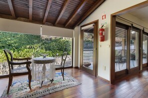 Outdoor dining - Country House 'Quinta Da Ataíde' with Mountain View, Wi-Fi, and Air Conditioning (Rendufe)