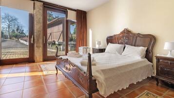 8 bedrooms, iron/ironing board, free WiFi, bed sheets