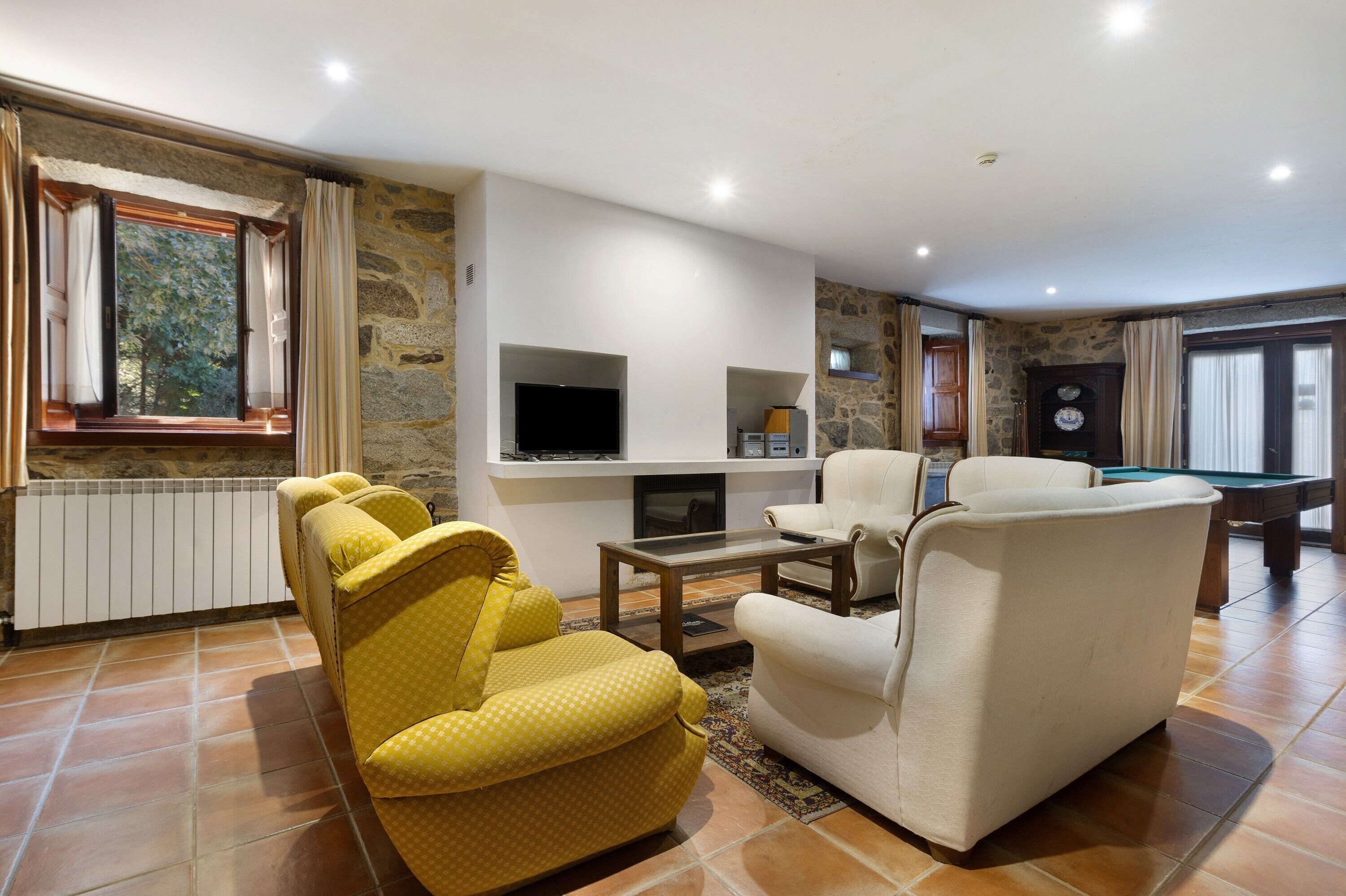 Télévision, cheminée