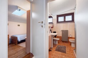 Een douche, een haardroger, handdoeken