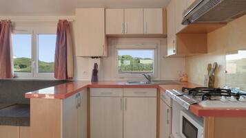 Réfrigérateur, micro-ondes, plaque de cuisson, cafetiÚre/bouilloire