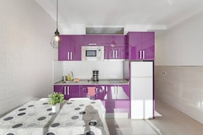 Wasserkocher mit Kaffee-/Teezubehör, Kühlschrank, Mikrowelle, Ofen