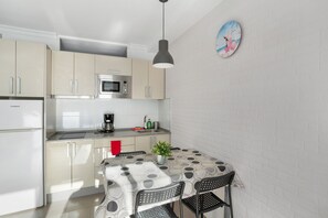 Wasserkocher mit Kaffee-/Teezubehör, Kühlschrank, Mikrowelle, Ofen