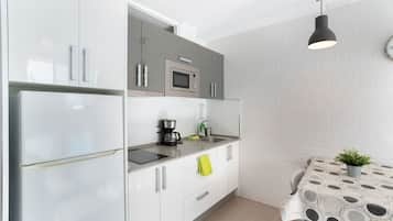 Een koelkast, een microgolfoven, een oven, een kookplaat