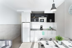 Coffee/tea maker, fridge, microwave, oven
