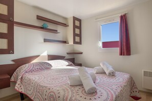 3 عدّة غرف نوم وواي فاي مجانًا وملاءات أسرّة