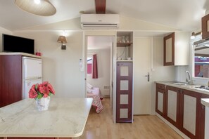 Refrigerador, microondas, parrilla de estufa y cafetera y tetera 