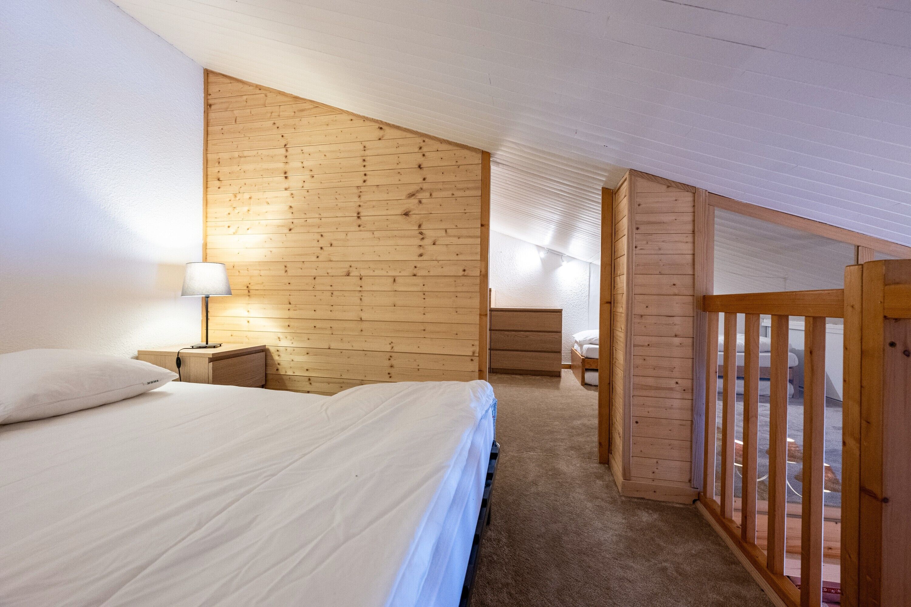 2 habitaciones y tabla de planchar con plancha 