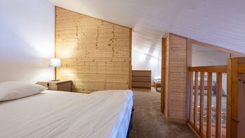 2 habitaciones y tabla de planchar con plancha