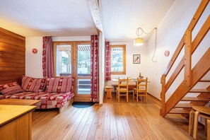 Télévision, lecteur de DVD, table de tennis de table, chaîne hi-fi