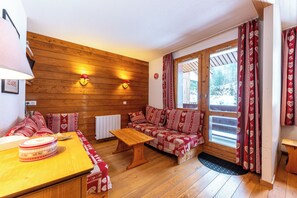 TV, DVD-spiller, bordtennis og stereoanlegg