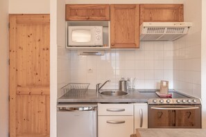 Een koelkast, een microgolfoven, een oven, een kookplaat
