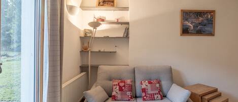 Una televisión, una mesa de tenis de mesa