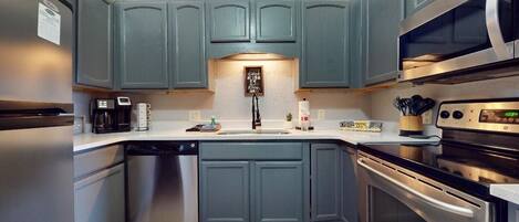 ثلاجة، ميكروويف، فرن، موقد طهي مسطح