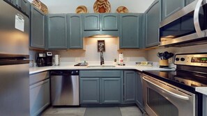 Kjøleskap, mikrobølgeovn, ovn og kokeplater