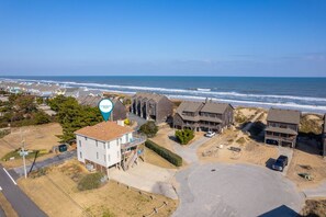 Zona residencial costera con casas cerca de la playa, que presenta una combinación de arquitectura moderna y tradicional.