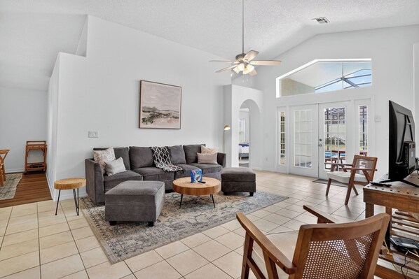 Smart TV - Charming 4bed with Private Pool, Jacuzzi, A/C, WiFi, Cable TV– 5 Min from Disney (Kissimmee)