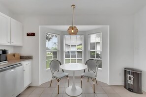 Fridge, microwave, oven, stovetop - Charming 4bed with Private Pool, Jacuzzi, A/C, WiFi, Cable TV– 5 Min from Disney (Kissimmee)