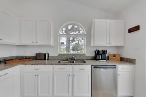 Fridge, microwave, oven, stovetop - Charming 4bed with Private Pool, Jacuzzi, A/C, WiFi, Cable TV– 5 Min from Disney (Kissimmee)