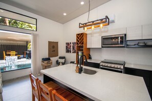 Kjøleskap, mikrobølgeovn, ovn og kokeplater