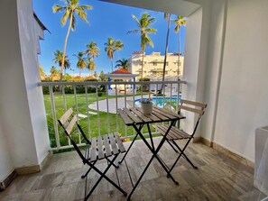 Outdoor dining - Charming 2-bedroom apartment with WiFi, AC in wonderful Punta Cana (Punta Cana)