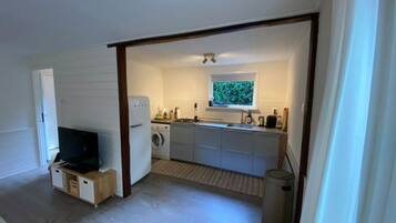 Een koelkast, een magnetron, een oven, een kookplaat