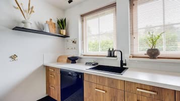 Een koelkast, een magnetron, een oven, een kookplaat