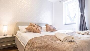 1 dormitorio, escritorio, ropa de cama