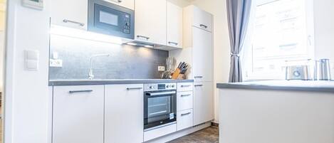 Een koelkast, een microgolfoven, een oven, een kookplaat