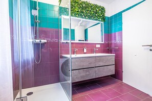 Shower, hair dryer, towels, shampoo - This cozy and spacious 1-bedroom, 1-living room apartment is thoughtfully design (Wien)