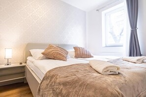 1 bedroom, desk, bed sheets - This cozy and spacious 1-bedroom, 1-living room apartment is thoughtfully design (Wien)