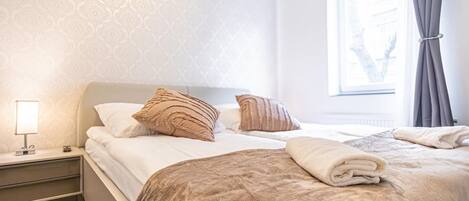 1 bedroom, bed sheets