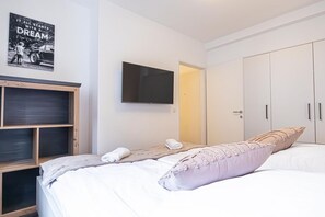 1 Schlafzimmer, Schreibtisch, Bettwäsche