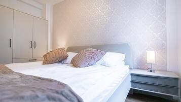 1 bedroom, bed sheets